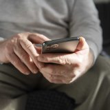 Meta protegge gli anziani contro le truffe su WhatsApp e Messenger