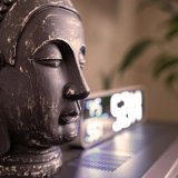 Buddharoid: il monaco AI che unisce tecnologia e spiritualità nel tempio