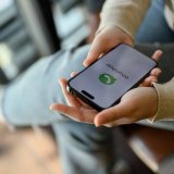 WhatsApp si aggiorna con messaggi per chiamate perse, sticker interattivi e nuove funzioni AI