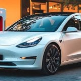Tesla ridisegna le maniglie delle portiere per evitare che le persone rimangano chiuse dentro
