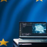 L’Unione Europea e la regolamentazione dell’intelligenza artificiale: il futuro della comunicazione digitale