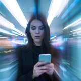 Nel 2026 gli smartphone saranno più lenti, più costosi e avranno meno RAM. Colpa dell’AI